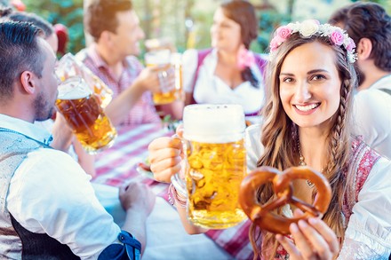 Besuchergruppe auf dem Oktoberfest
