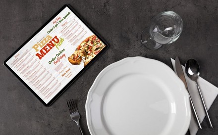 Menü mit Teller und Besteck