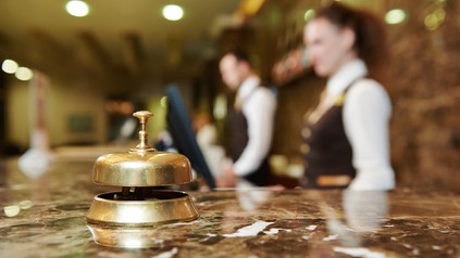 Eine Rezeption in einem Hotel