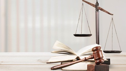 Waage, Buch und hölzerner Hammer