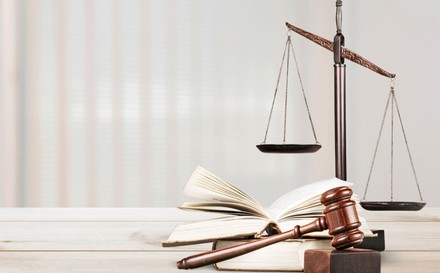 Waage, Buch und hölzerner Hammer