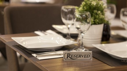 Leerer Tisch im Restaurant mit Reservierungsschild