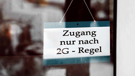 Schild, das auf die 2G-Regel hinweist