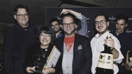 Roland Graf (l.), Erich Wassicek (m.) und Rudi Carrero gratulierten der Siegerin, Johanna Luger