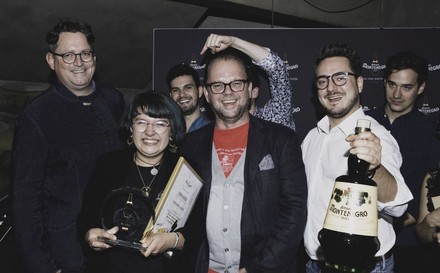 Roland Graf (l.), Erich Wassicek (m.) und Rudi Carrero gratulierten der Siegerin, Johanna Luger