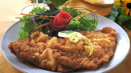 Teller mit Schnitzel und Salat