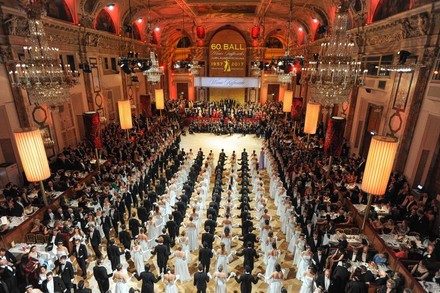 Panorama des Kaffesiederballs 2017, Frauen in weißen Kleidern und Männer im schwarzen Anzug stehen in Reih und Glied