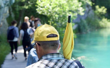 Schirm und Kappe als Erkennungszeichen