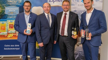 (v. l.): Georg Braun, Marketingleiter Gmundner Milch; Max Hiegelsberger, Agrar-Landesrat von Oberösterreich und Landwirt; Christian Payrhuber, Regionaler Verkaufsdirektor Zipfer Bier und Walter Scherb jun., Geschäftsführer von Spitz