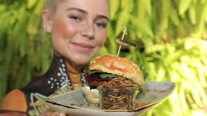 Frau hält Wurmburger