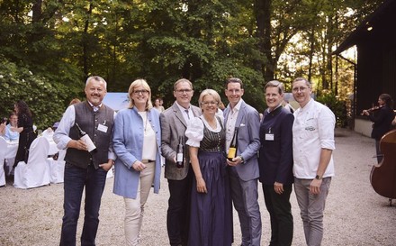 (v. l.): Christoph Körner (Weingut Dürnberg), Ulrike Hager (Regionales Weinkomitee Weinviertel), Harald Breitenfelder (Weingut Breitenfelder), Tourismuslandesrätin Petra Bohuslav, Hans Setzer (Weingut Setzer & Obmann Regionales Weinkomitee Weinviertel), Christoph Madl (Geschäftsführer der Niederösterreich-Werbung GmbH) und Harald Pollak (Obmann Wirtshauskultur Niederösterreich)