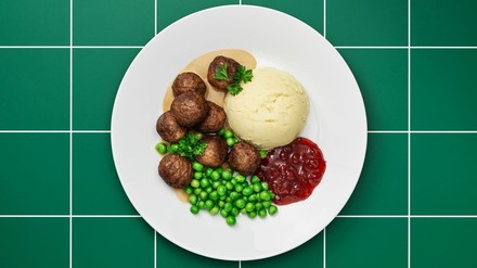 Växtbullar-Bällchen mit Beilagen auf einem Teller