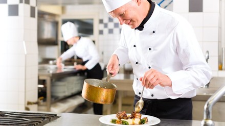 Koch in Restaurant oder Hotel Küche beim Kochen