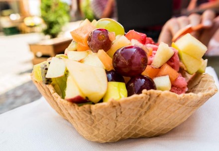 Eine Waffelschüssel mit Eis und vielen frischen Früchten
