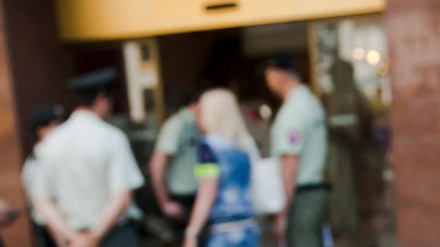 Polizisten vor einem Lokal