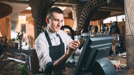 Ein Gastwirt bei der Abrechnung