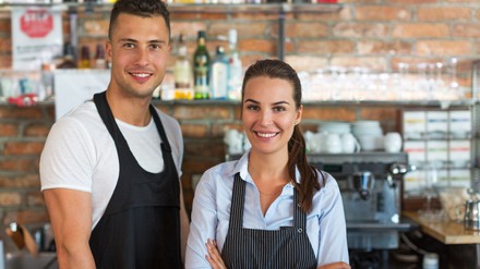 Zwei junge Aushilfen in der Gastronomie