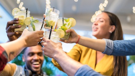 Feiernde Personen im Restaurant