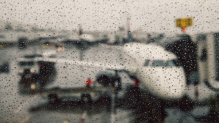 Ein Flughafen bei Regen
