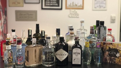 Ein Tisch voll mit verschiedenen Ginflaschen