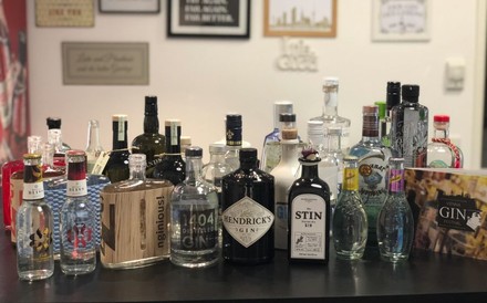 Ein Tisch voll mit verschiedenen Ginflaschen