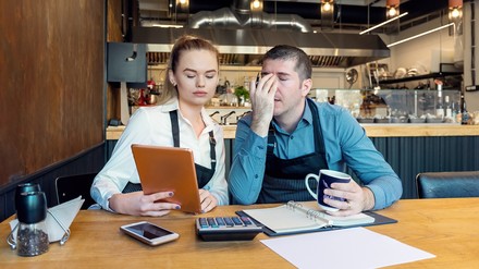 Zwei Gastwirte im Restaurant