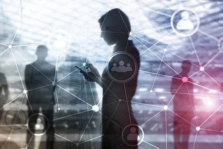 Verschiedene Leute beim Netzwerken auf einer Messe