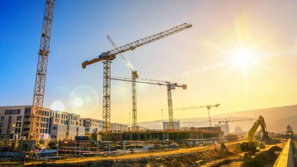 Eine große Baustelle mit mehreren Kränen und Baggern