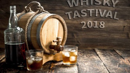 Ein Fass, zwei Gläser Whisky on Ice und eine Whisky Flasche, daneben steht Whisky Tastival 2018