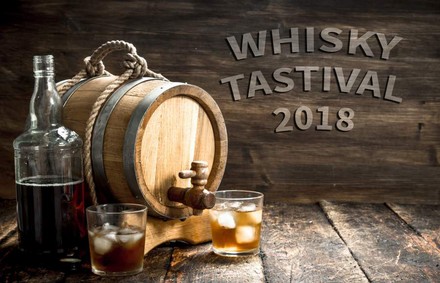 Ein Fass, zwei Gläser Whisky on Ice und eine Whisky Flasche, daneben steht Whisky Tastival 2018