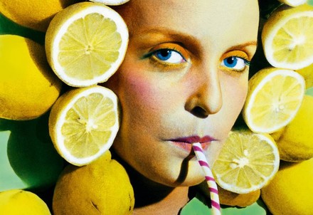 Frau mit Zitronen