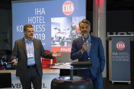 Markus Luthe, IHA-Hauptgeschäftsführer (links), und Otto Lindner, IHA-Vorsitzender (rechts), stehen Rede und Antwort auf dem IHA-Hotelkongress 2019