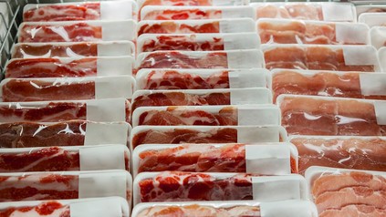 Verpacktes Fleisch im Supermarktregal