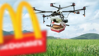 Drone, die einen Burger liefert