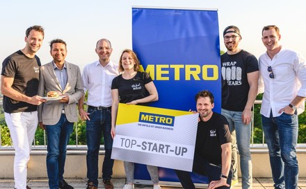 Bernhard Koler, Head of Marketing von Metro Österreich und Michael Pirka, Projektleiter von Metro (2. und 3. v. l.) mit den Siegern von Rebel Meat sowie Marko Ertl, Co-Founder von Herd und Nikolaus Munaretto, Curator MU Startup Hub (2. und 1. von rechts).