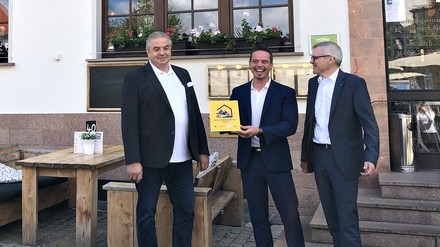 Der Dehoga vor einem Hotel