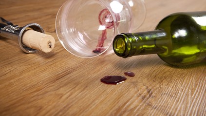 Leere Weinflasche und leeres Weinglas