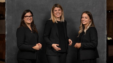Sophie Frei (Training & Quality Manager), Nina Mahnke (Leiterin Personal- & Qualitätsmanagement) und Juli Näger (Junior Personalreferentin)