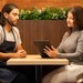 Chefin gibt dem Servicemitarbeiter im Feedbackgespräch Rückmeldung