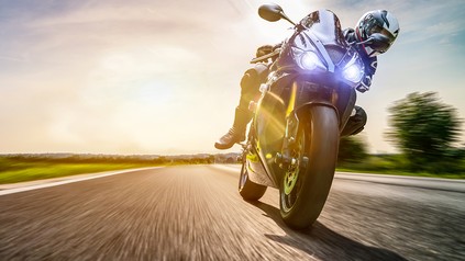 Ein Motorradfahrer auf der Straße