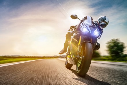 Ein Motorradfahrer auf der Straße