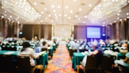 Verschwommene Ansicht eines vollen Tagungssaales, Konferenzraumes in einem Tagungshotel