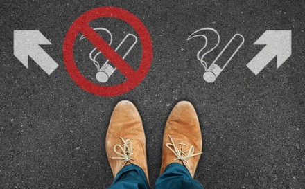 Nichtraucherzeichen auf Asphalt