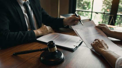 Rechtsanwalt informiert einen Klienten