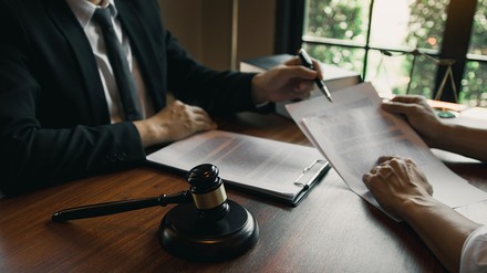 Rechtsanwalt informiert einen Klienten