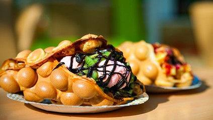 Zwei sogenannten Hongkongwaffeln auf Tellern