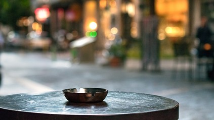 Aschenbecher auf Stehtisch