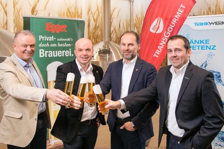 Franz Stummer, Bernhard Prosser, Thomas Panholzer und Gerald Santer stoßen gemeinsam an
