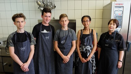 Junge Schüler in einem Catering-Betrieb