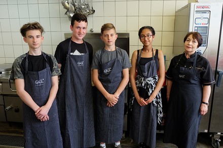 Junge Schüler in einem Catering-Betrieb